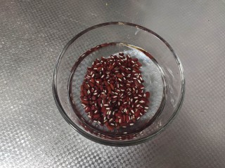 3、红豆小米粥,红豆浸泡一夜