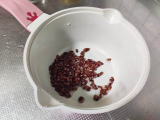4、红豆小米粥,将红豆放入小锅