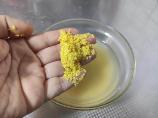 8、红豆小米粥,小米洗净