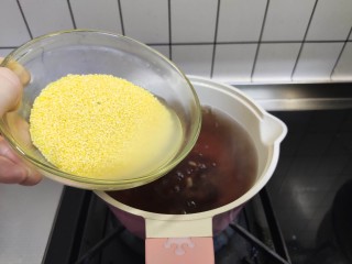 9、红豆小米粥,加入小米