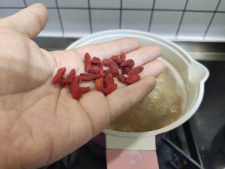 12、红豆小米粥,加入枸杞