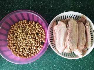 1、黄豆煲鸭翅,备好黄豆和鸭翅