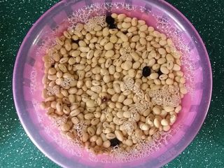 2、黄豆煲鸭翅,黄豆提前浸泡一夜再洗净