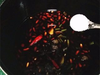 5、黄豆煲鸭翅,再放3小勺食盐