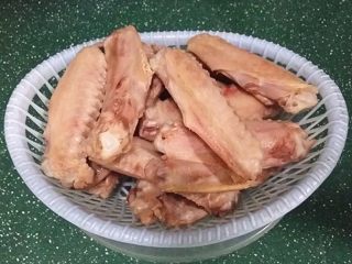 7、黄豆煲鸭翅,此时将：鸭翅冷水入锅焯沸后洗净