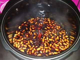 8、黄豆煲鸭翅,时间到打开上盖