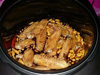 9、黄豆煲鸭翅,倒入焯好水的鸭翅