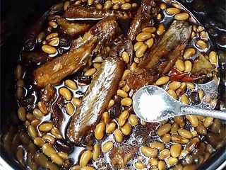 11、黄豆煲鸭翅,开锅撒少许味精即可