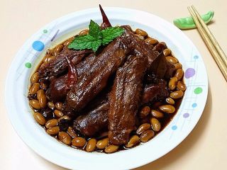 12、黄豆煲鸭翅,盛盘开吃