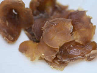 1、腊八粥,桂圆剥肉，并且撕成小块。