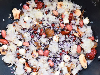 3、腊八粥,所有材料放入锅内。