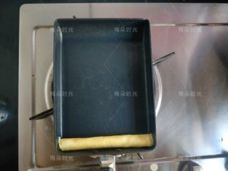 5、日式玉子烧,鸡蛋液还没有完全凝固的时候，从一端卷起来，可以用铲子辅助