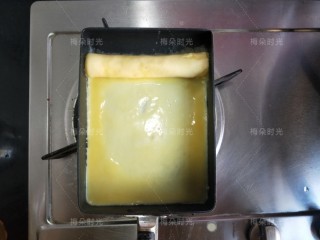 7、日式玉子烧,卷起来再倒入，如此重复四五次