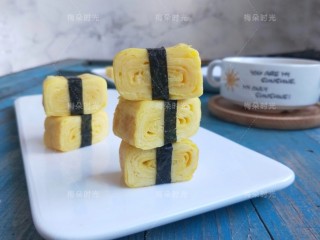 13、日式玉子烧,里面是一层一层的感觉。也可以挤上番茄酱蘸着吃。依照个人口味。