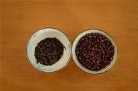 1、紫米红豆粥,分别称取好紫米与红豆。