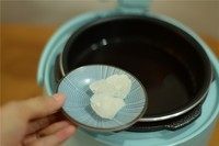 5、紫米红豆粥,压力锅解压以后，按任意键加热，加入冰糖。