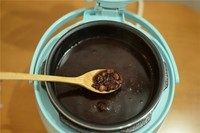 6、紫米红豆粥,冰糖融化，粥变得浓稠即可食用。