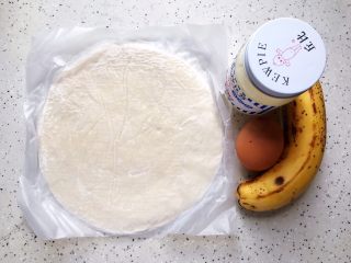 1、香蕉飞饼卷,首先我们准备好所有食材