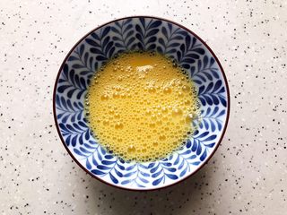 3、香蕉飞饼卷,鸡蛋打散，备用