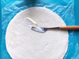 4、香蕉飞饼卷,均匀抹一些沙拉酱于手抓饼皮（减肥的宝宝们可以选择不加）