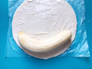 5、香蕉飞饼卷,香蕉去皮摆上去