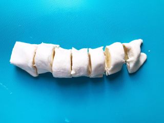 7、香蕉飞饼卷,切成均匀的段