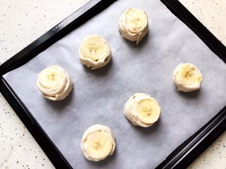 9、香蕉飞饼卷,将切好的香蕉放上铺了油纸的烤盘