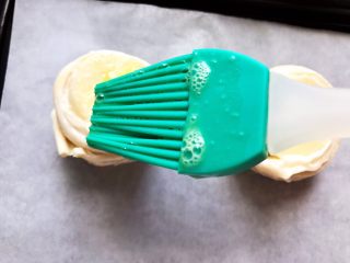 10、香蕉飞饼卷,刷上鸡蛋液