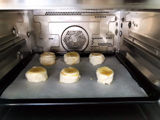 12、香蕉飞饼卷,放入预热好之后的烤箱