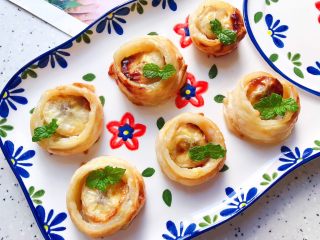 17、香蕉飞饼卷,放上洗干净的薄荷叶加以点缀，即可