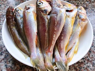 1、家焖黄花鱼,新鲜的黄花鱼摘去鱼鳃内脏洗净沥干水份备用