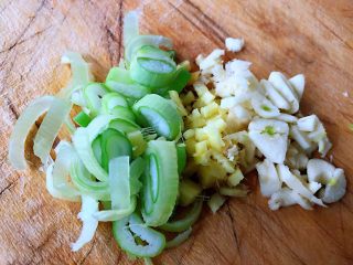 2、家焖黄花鱼,葱姜蒜切好备用