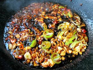 4、家焖黄花鱼,放入、料酒、糖、一品鲜酱油烹出香味