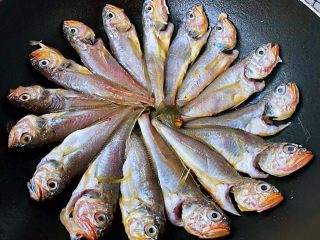 5、家焖黄花鱼,依次摆入黄花鱼中小火煎3分钟左右