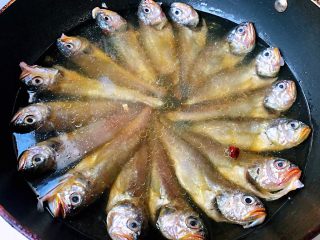 6、家焖黄花鱼,添加适量清水大火炖起来