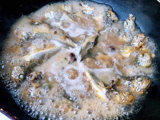 7、家焖黄花鱼,炖至10分钟时添加盐再中火继续焖5分钟