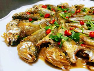 11、家焖黄花鱼,黄花鱼肉质鲜嫩可口入口鲜美无比