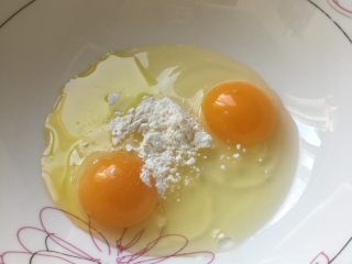 5、香肠厚蛋烧,加入面粉