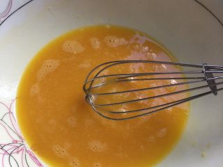 6、香肠厚蛋烧,搅拌均匀后静止五分钟