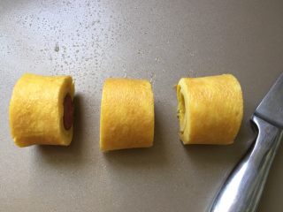 11、香肠厚蛋烧,切成小块