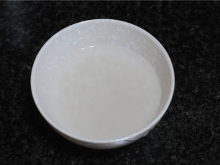 2、春意盎然鸡肉粥,大米用冷水浸泡半个小时