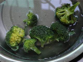 3、春意盎然鸡肉粥,西兰花放入淡盐水中浸泡片刻