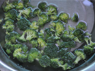 4、春意盎然鸡肉粥,泡好的西兰花用清水再泡泡，洗干净