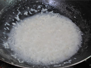 6、春意盎然鸡肉粥,锅里加入大约500克水，放入大米煮至米粒开花、汤汁粘稠