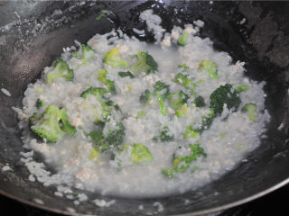7、春意盎然鸡肉粥,放入鸡肉泥，煮至肉泥变色后将西兰花加进去，将西兰花煮熟