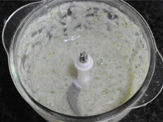 8、春意盎然鸡肉粥,鸡肉粥稍微放凉，取出少许的西兰花后倒入料理机里，打成糊