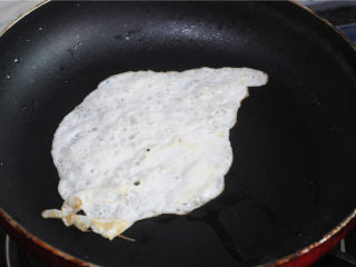 9、春意盎然鸡肉粥,鸡蛋的蛋清和蛋黄分开，将鸡蛋白放入平底锅中煎熟