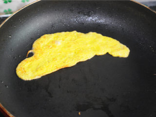 10、春意盎然鸡肉粥,蛋黄打散，也剪成饼