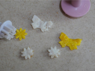 11、春意盎然鸡肉粥,蛋清和蛋黄分别用模具压出想要的花型和蝴蝶形状