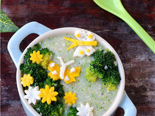 12、春意盎然鸡肉粥,将米糊盛入碗中，将取出的西兰花摆放在边上坐小草，鸡蛋花放在西兰花上即可